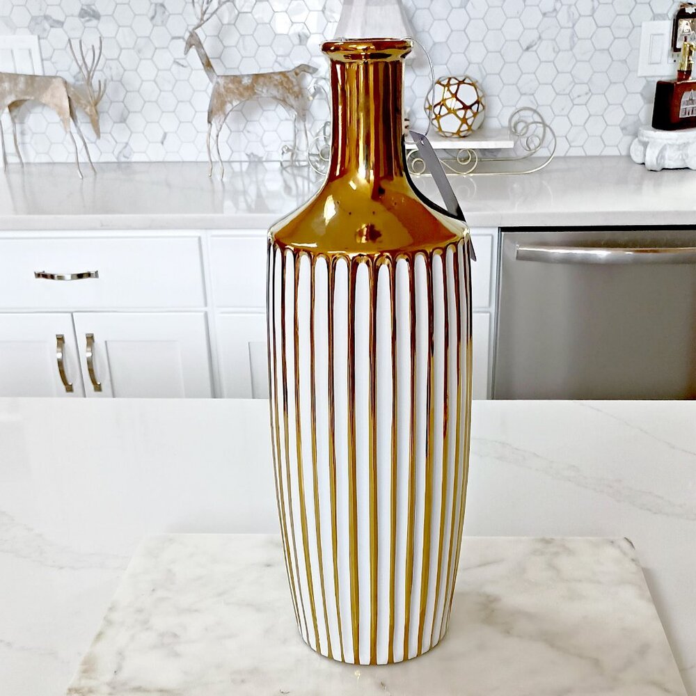 NEW! BEAUTIFUL FLUTED DECORATIVE VASE By TAHARI HOME